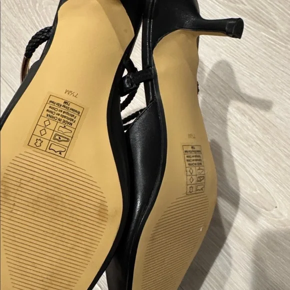 Elegant Black kitten Heels - Picture 3 of 3